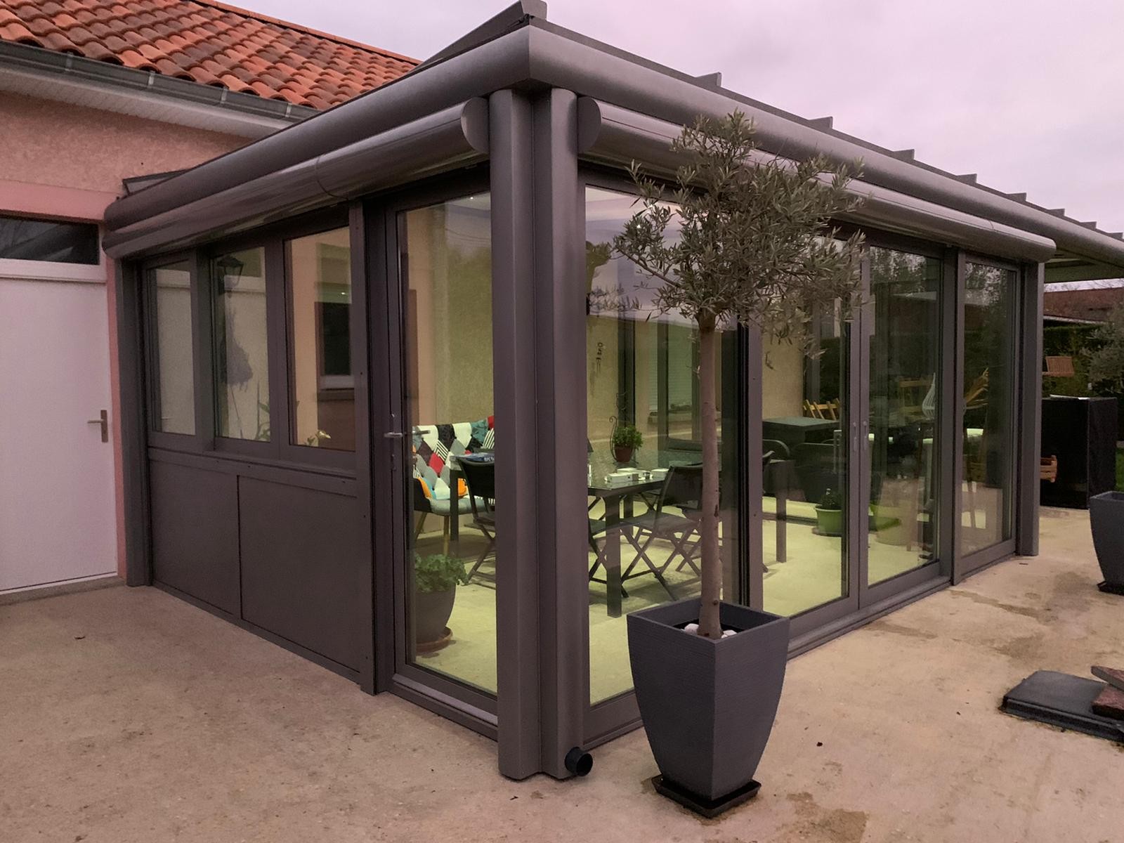 Camlı Veranda Sistemleriyle Geniş ve Aydınlık Dinlenme Alanları